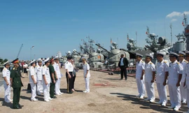 [ẢNH] Đại tướng Mỹ quan sát máy bay Không quân Việt Nam 