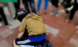 Đối tượng quật ngã chị Hà, ngồi lên người rồi bịt miệng bằng băng dán. Ảnh minh họa