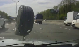 Thót tim cảnh lốp ô tô văng trúng mũi xe