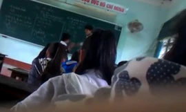 Clip thầy đánh trò để rồi trò phản kháng lại khiến nhiều người ngỡ ngàng đang tràn lan trên các trang mạng. Ảnh chụp từ clip.