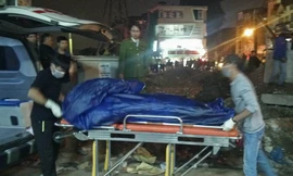 Kinh hãi xác người đội mũ bảo hiểm, dạt dưới chân cầu