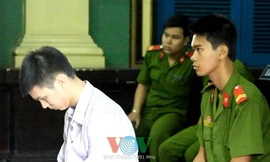 Bị cáo Tú luôn cúi mặt tại phiên tòa.