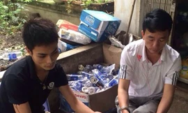 Hai đối tượng tại thời điểm bị bắt. Ảnh: VOV giao thông