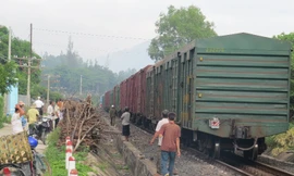 Tàu hàng HBN2 kéo theo 19 toa tàu lưu hành theo hướng Nam – Bắc bị đứng bánh.