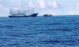 Tàu vỏ sắt Trung Quốc to lớn đang cố tình đâm tàu cá ngư dân Việt Nam (Ảnh do ngư dân cung cấp).