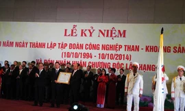 Chủ tịch Quốc hội Nguyễn Sinh Hùng trao tặng Huân chương Độc lập hạng Ba cho Vinacomin.