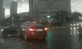 Clip: Ô tô "ma" xuất hiện trên đường? 