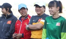 Ông Phan Anh Tú (mũ trắng). 