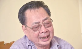 Ông Lê Quang Vinh khóc nghẹn vì thương con - Ảnh: Nguyễn Tuấn