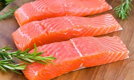 Món cháo cá hồi của mẹ sẽ không còn khả thi nếu cá không được bảo quản lạnh quá 2 tiếng (ảnh minh họa)