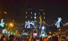 [VIDEO] Giới trẻ Hà thành đổ xô đến nhà thờ đón Giáng sinh