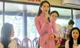 Hoa hậu Đặng Thu Thảo quảng bá áo dài Việt Nam - Ảnh: Hữu Vinh