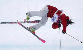  Tsubota lộn nhiều vòng trước khi ngã xuống chân dốc. Ảnh: Reuters.