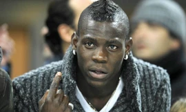 Một trong những hình ảnh thường thấy của Balotelli ở hộp đêm.