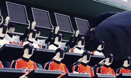 Những robot ngồi trên khán đài