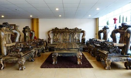 Bàn ghế gỗ mun ngàn tuổi: Nặng cả tấn, giá tiền tỷ