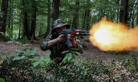 Lộ ảnh chiến binh Basij Iran luyện quân trong rừng sâu