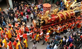 Trai tráng Đồng Kỵ chung vai rước "ông pháo"