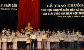 Lãnh đạo UBND tỉnh trao giải cho các học sinh đạt giải trong kỳ thi quốc gia năm học 2013-2014. Ảnh: Phạm Nhài.