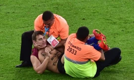 CĐV lao vào sân 'cưỡng hôn' tuyển thủ Đức giữa trận chung kết