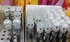 Bút hình đầu lâu.