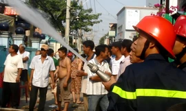 Lực lượng chức năng tiến hành dập lửa.