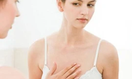 Em lo lắng vì cô ấy ngực quá nhỏ, sợ ảnh hưởng tới chuyện quan hệ tình dục và có con sau này (Ảnh minh họa).