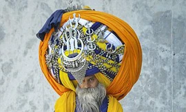 Kỳ lạ người đàn ông quấn 645 m khăn lên đầu