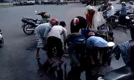 Người Sài Gòn gom tôm sú giúp thanh niên ngã xe