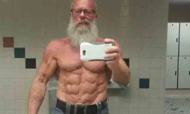 Ông lão 62 tuổi khoe cơ bắp '6 múi'