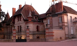 Ảnh chụp bên ngoài dinh thự của ông Louis Mantin. Ảnh chụp bên ngoài dinh thự của ông Louis Mantin. Ảnh chụp bên ngoài dinh thự của ông Louis Mantin.