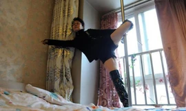 Cụ bà 68 tuổi mê... múa cột