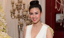 Kim Thư gợi cảm với áo xẻ cổ sâu