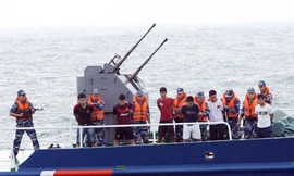 [ẢNH] Cảnh sát biển đột kích tàu cướp, khống chế đối tượng