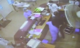 10 video ‘hot’: Vác ghế đánh bác sĩ ngay tại bệnh viện Bạch Mai