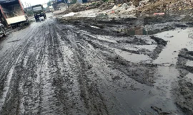 Doanh nghiệp xả thải ra đường khiến việc đi lại, sinh hoạt của của người dân cùng hàng nghìn người lao động ảnh hưởng nặng nề