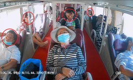 Có ít nhất 4 người trên xe khách không đeo khẩu trang hoặc đeo khẩu trang không đúng cách
