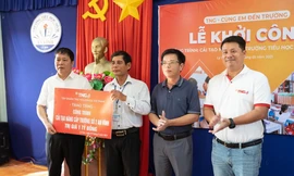 Ông Bùi Thanh Hà - Phó Chủ tịch Tập đoàn TNG (ngoài cùng bên trái) trao tặng số tiền để sửa chữa, nâng cấp Trường tiểu học số 2 An Vĩnh, Lý Sơn