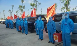 Các chiến sỹ quân đội chuẩn bị xuất phát đưa các hòm phiếu đến trung tâm cách ly