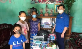 Chị Lê Thị Thanh Bắc (Bí thư Đoàn TNCS Hồ Chí Minh xã Đồng Lạc) thay mặt Nhà sách Tiền Phong tặng quà cho hai em Dương và Duy.