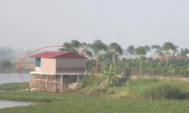 Nhà câu cá, uống cà phê có dấu hiệu lấn chiếm của gia đình ông Bùi Thế Sơn. Tác giả ảnh: Nguyễn Thắng