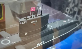 Mô hình tàu ngầm Kilô được thanh niên Quân đội trao tặng cho chương trình