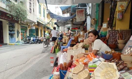 Phố Tô Tịch - nơi nổi tiếng với những món hàng lưu niệm vẫn vắng vẻ, đìu hiu.