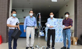 Chiếc máy thở đầu tiên trong chương trình "Cùng Tiền Phong tiếp sức tuyến đầu chống dịch" đã được trao đến Bệnh viện Lê Văn Thịnh.