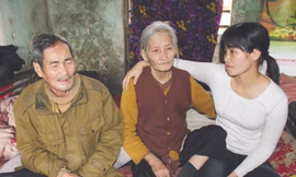 Chị Hưng gặp lại bố mẹ sau 15 năm Ảnh: Hoàng Lam