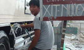 Lạ lùng nghề xịt nước lốp xe ở TP.HCM