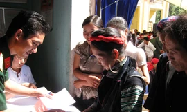 Lính quân y cấp phát thuốc cho dân Ảnh: Văn Định