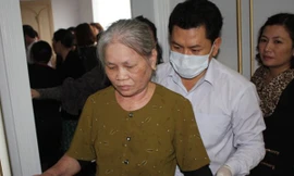 Một bệnh nhân bị liệt dần đi được sau khi bấm huyệt