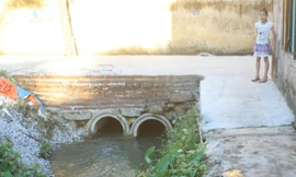 Thương tâm bé trai ba tuổi rơi xuống cống tử vong