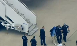 Máy bay hạ cánh khẩn cấp vì hành khách tố bị CIA đầu độc